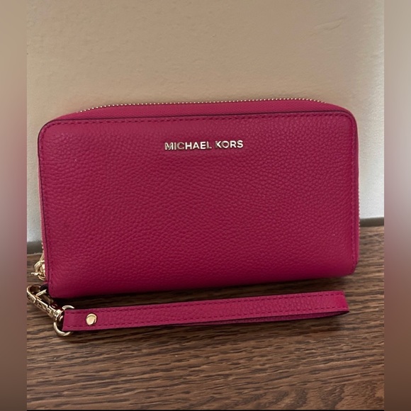 Michael Kors Mercer Large Smartphone Wristlet - Picture 2 of 7